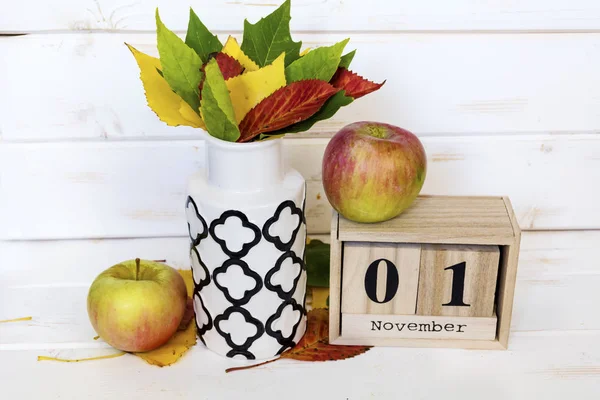 Herbstkomposition Mit Bunten Blättern Apfel Und Holzkalender — Stockfoto