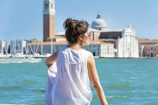 Hermosa Joven Turista Disfrutando Vista Veneciana Con Góndolas Flotando Mar —  Fotos de Stock