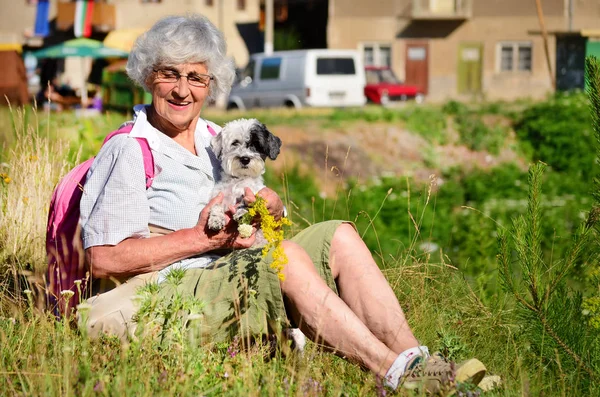 Hermosa Mujer Mayor Feliz Abrazando Lindo Perro Havanese Aire Libre — Foto de Stock