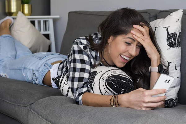 Portræt Smukke Smilende Kvinde Ved Hjælp Mobiltelefon Derhjemme - Stock-foto