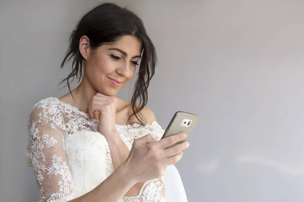 Feliz Joven Novia Con Hermoso Vestido Encaje —  Fotos de Stock