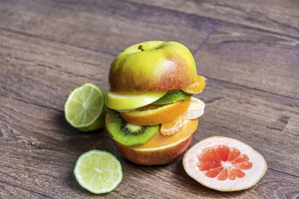 Gesunder Apfelburger Oder Sandwich Mit Geschnittenen Zitrusfrüchten — Stockfoto