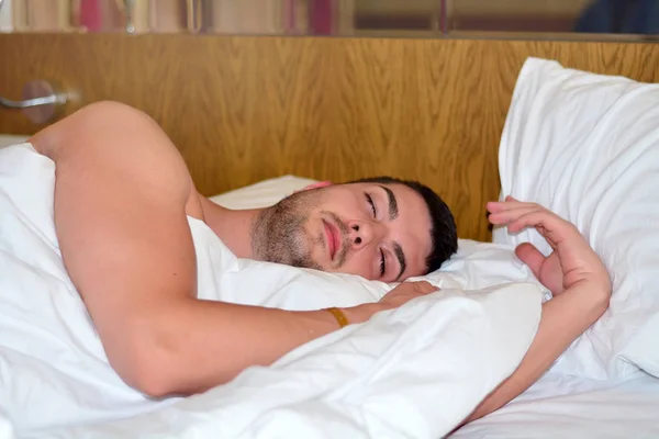 Κοιμώμενος Νέος Άντρας Στο Υπνοδωμάτιο — Φωτογραφία Αρχείου
