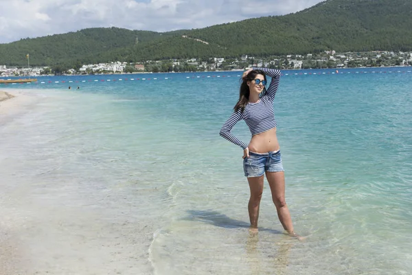 Mujer Joven Disfrutando Las Vacaciones Mar Playa — Foto de Stock