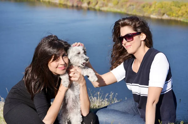 欢快的年轻女子与可爱的狗靠近河 — 图库照片