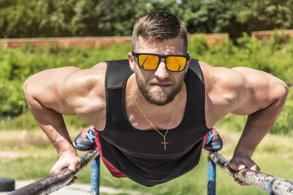 Unga Och Muskulös Man Vid Utomhus Gym — Stockfoto