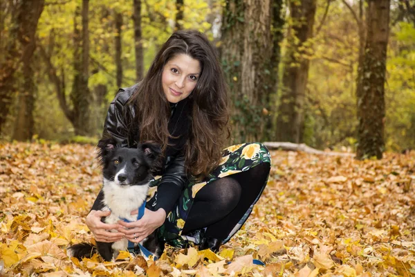 Великолепная Улыбающаяся Женщина Позирует Собакой Осеннем Парке — стоковое фото