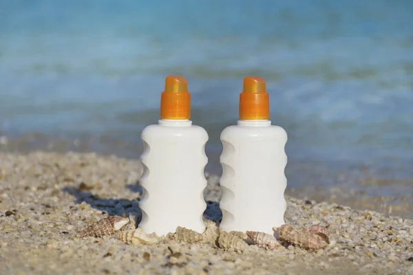 Zwei Flaschen Sonnencreme Mit Schale Und Sonnenbrille Strand Sommersonnenbad Sonnenbräunungsöl — Stockfoto