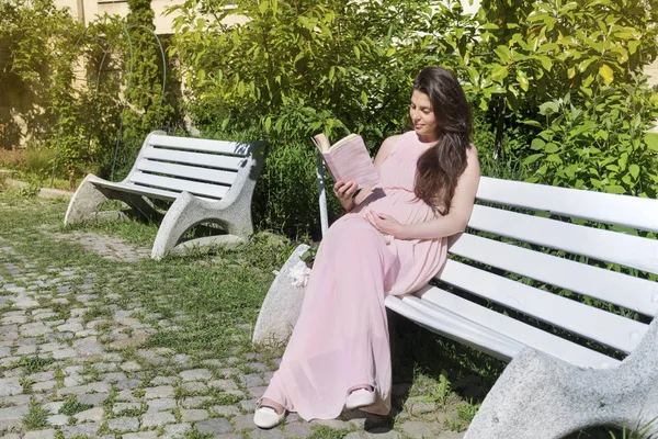 Feliz Embarazada Leyendo Banco Parque — Foto de Stock