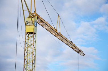 Mavi gökyüzü arka planında endüstriyel vinç