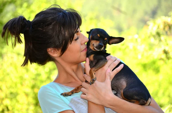 Mujer Besando Poco Perro Aire Libre — Foto de Stock