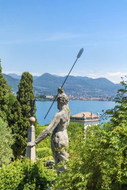 Isola Bella, Lago Maggiore, İtalya-Haziran 27,2018: Isola Bella Bahçe Lago Maggiore manzaralı. İtalya, Lombardy Borromeo sarayında heykeller 