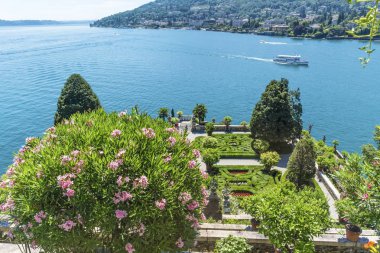 Isola Bella, Lago Maggiore, İtalya-Haziran 27,2018: Isola Bella Bahçe Lago Maggiore manzaralı. Borromeo Palace İtalya, Lombardy 