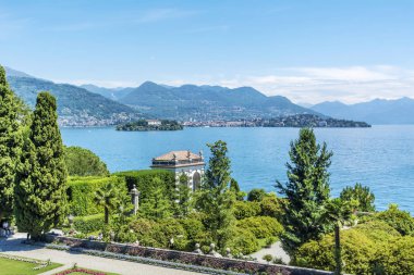 Isola Bella, Lago Maggiore, İtalya-Haziran 27,2018: Isola Bella Bahçe Lago Maggiore manzaralı. Borromeo Palace İtalya, Lombardy 