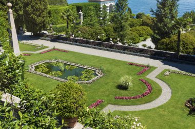 Isola Bella, Lago Maggiore, İtalya-Haziran 27,2018: Isola Bella Bahçe Lago Maggiore manzaralı. Borromeo Palace İtalya, Lombardy 
