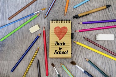 Renkli kalem ve defter ile okul kavramı geri 