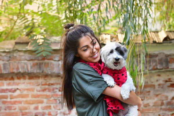 Hermosa Mujer Sonriente Abrazando Lindo Perro Havanese Con Bufanda Roja — Foto de Stock