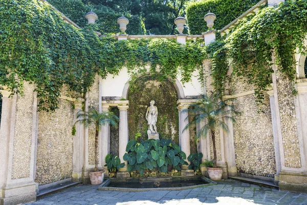 Yeşil Bitkileri Olan Antik Heykel — Stok fotoğraf