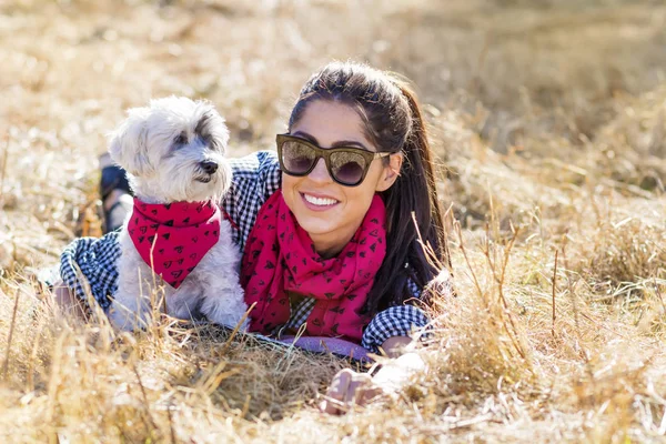美丽的微笑的女人拥抱她可爱的 Havanis 狗与红色围巾 业主和狗的时尚 — 图库照片