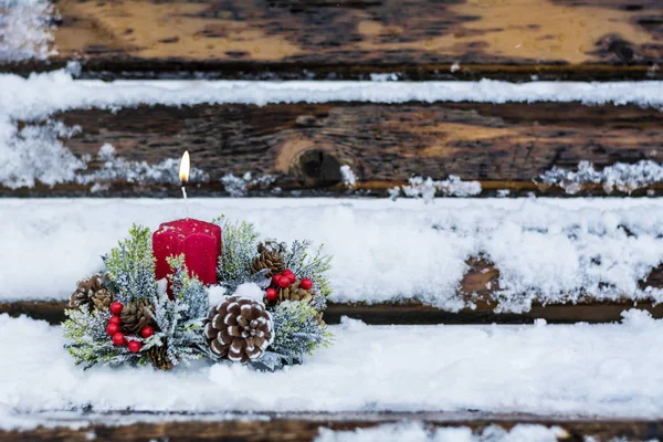 Červená Vánoční Svíčka Věnec Borovice Sněhu Vánoční Koncepce — Stock fotografie