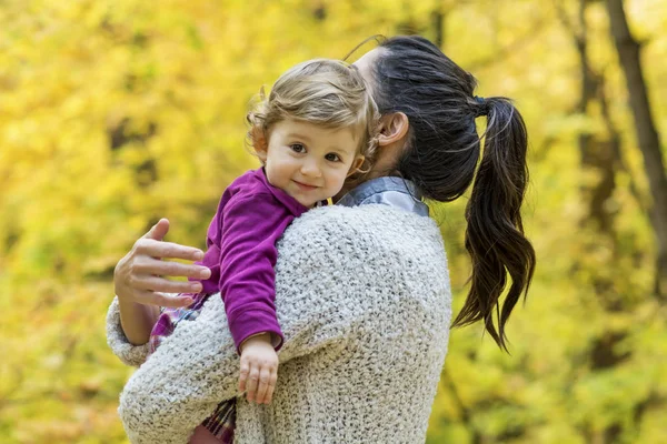 Mãe Feliz Abraçando Sua Menina Parque Outono Mãe Filha Família — Fotografia de Stock