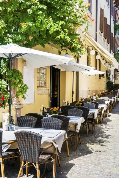 Como Italia Junio 2018 Acogedor Restaurante Italiano Con Sombrillas Blancas — Foto de Stock