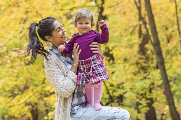 Mãe Feliz Abraçando Sua Menina Parque Outono Mãe Filha Família — Fotografia de Stock