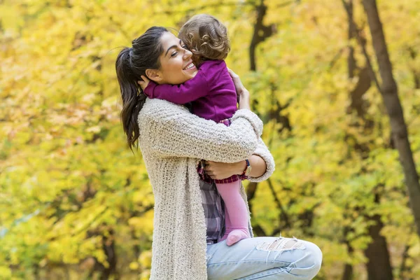 Mãe Feliz Abraçando Sua Menina Parque Outono Mãe Filha Família — Fotografia de Stock