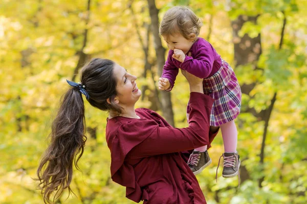 Mãe Feliz Abraçando Sua Menina Parque Outono Mãe Filha Família — Fotografia de Stock