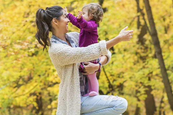 Mãe Feliz Abraçando Sua Menina Parque Outono Mãe Filha Família — Fotografia de Stock