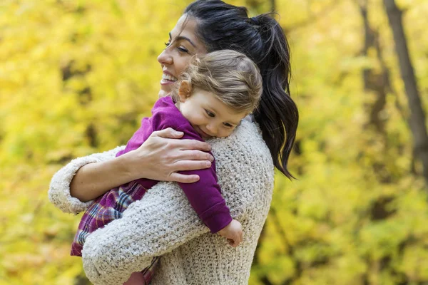 Mãe Feliz Abraçando Sua Menina Parque Outono Mãe Filha Família — Fotografia de Stock