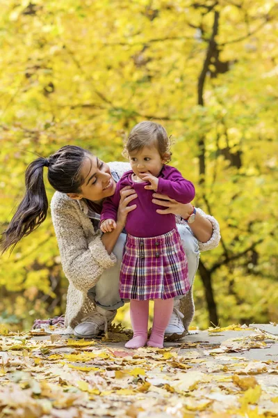 Mãe Feliz Abraçando Sua Menina Parque Outono Mãe Filha Família — Fotografia de Stock
