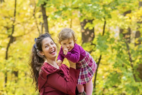 Mãe Feliz Abraçando Sua Menina Parque Outono Mãe Filha Família — Fotografia de Stock