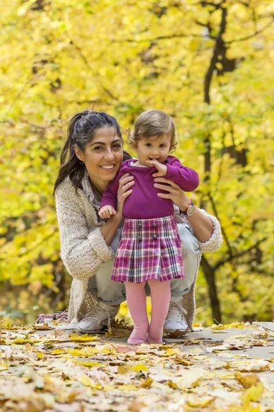 Mãe Feliz Abraçando Sua Menina Parque Outono Mãe Filha Família — Fotografia de Stock