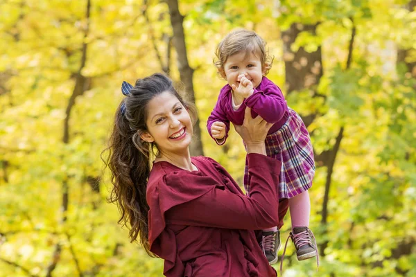 Mãe Feliz Abraçando Sua Menina Parque Outono Mãe Filha Família — Fotografia de Stock