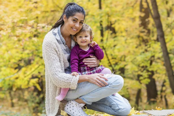 Mãe Feliz Abraçando Sua Menina Parque Outono Mãe Filha Família — Fotografia de Stock