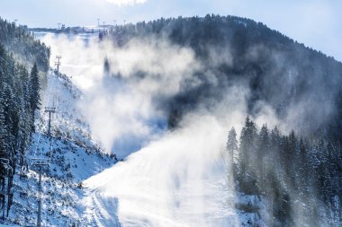 Güzel kış dağ manzarası ile Bulgaristan, Pirin Dağı, Bansko yamaç