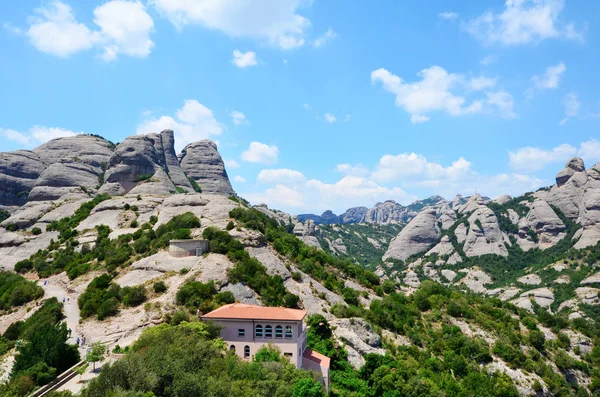 Santa Maria Montserrat Monastery Και Βουνά Από Τεράστιους Βράχους Στην — Φωτογραφία Αρχείου