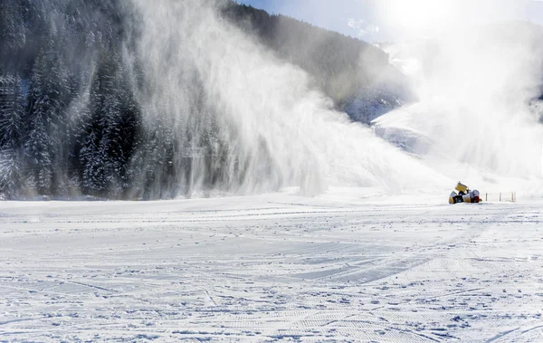 プロの人工雪マシンがブルガリアのスキー リゾートのバンスコのスキー場で雪の結晶を作るします 人口雪の大砲 — ストック写真