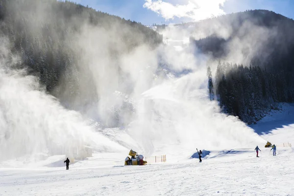 バンスコ ブルガリア 2018 プロの人工雪のマシンがブルガリアのスキー リゾートのバンスコのスキー場で雪の結晶を作るします 人口雪の大砲 — ストック写真
