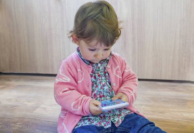 Mavi sandalye ve masa ile açık Yunan Restoran 