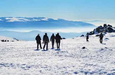 Turistler karlı dağlar peyzaj 