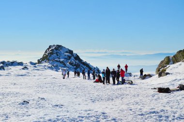 Turistler karlı dağlar peyzaj 