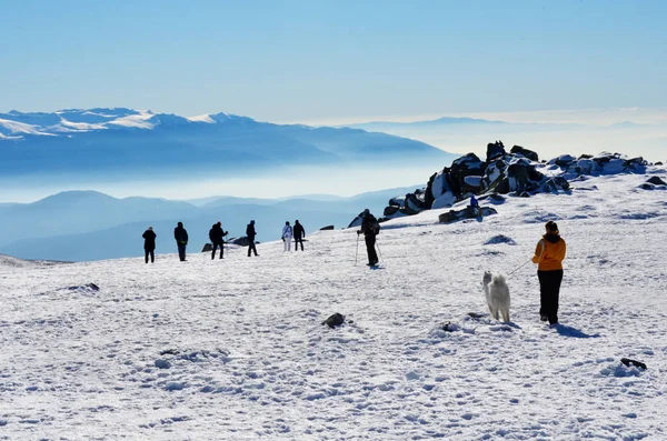 雪に覆われた山の風景の観光客 — ストック写真