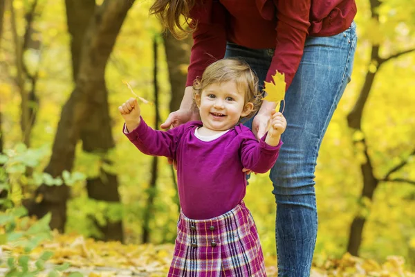 Menina Feliz Aprendendo Andar Com Mãe Ajuda Parque Outono — Fotografia de Stock