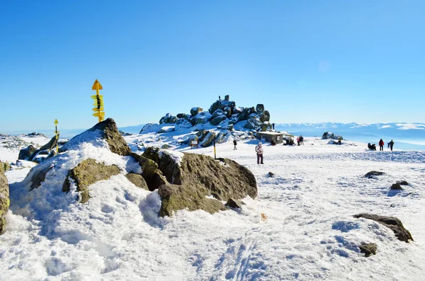 Touristen Verschneiter Berglandschaft — Stockfoto