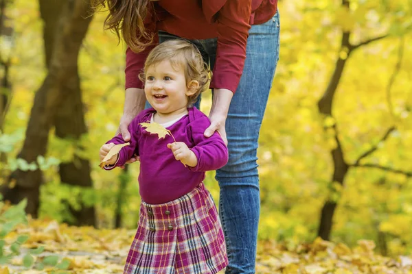 Menina Feliz Aprendendo Andar Com Mãe Ajuda Parque Outono — Fotografia de Stock