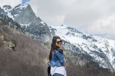 Güneş gözlüğü dağın içinde seyahat açık olan güzel kadın 