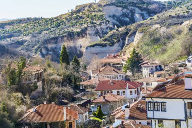 Cityscape Melnik, Bulgaristan'ın en küçük kasaba. Dünya piramitler geleneksel Bulgar evleriyle
