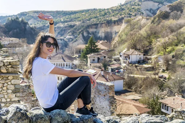 Hermosa Joven Sentada Sobre Ciudad Melnik Bulgaria Concepto Viaje —  Fotos de Stock
